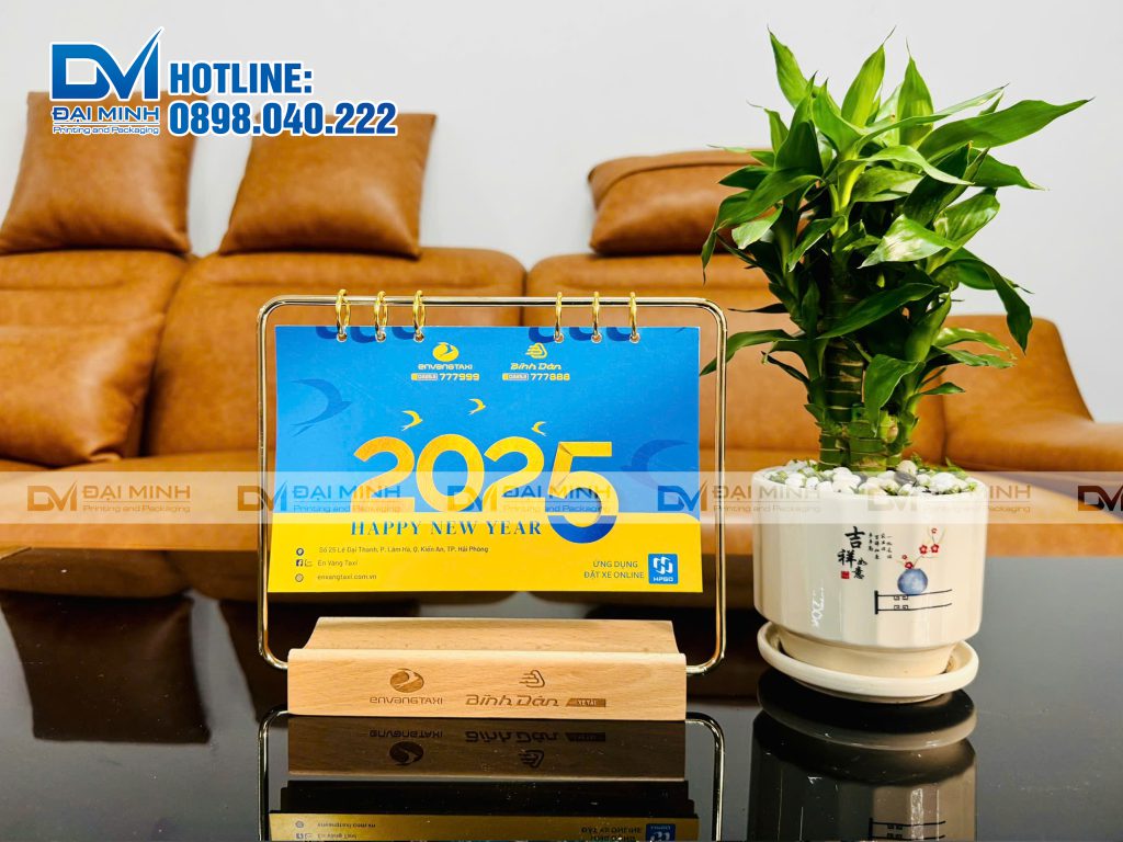 Lịch đế gỗ Én Vàng 2025