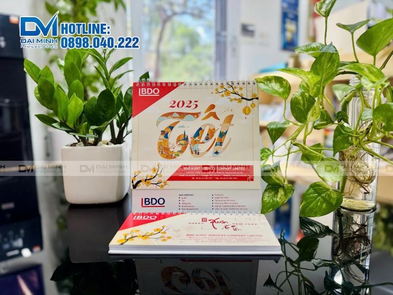 In lịch để bàn chữ M